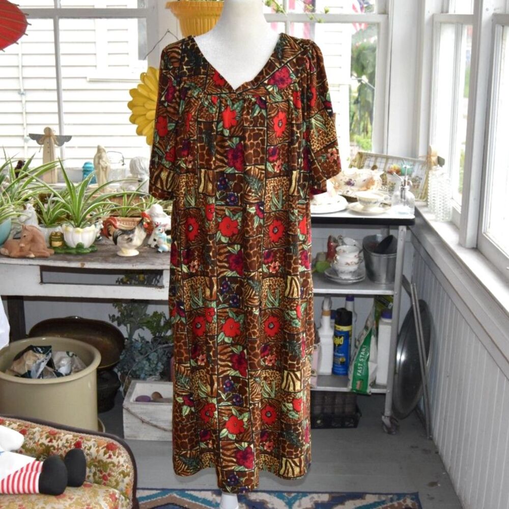 90s Muumuu House Dress Floral Animal Print V Neck Short Sleeve Plus Size 3X